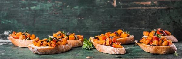 Pão Bruschetta Torrado Com Abóbora Tomate Cenoura — Fotografia de Stock