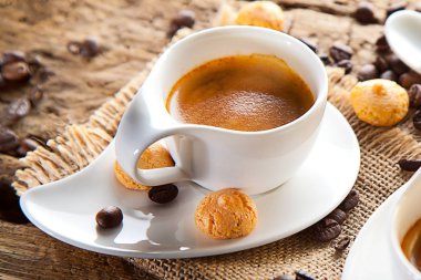 Bir fincan espresso kahve koyu ahşap arka plan üzerinde. Üstten Görünüm. Metin için boş alan.