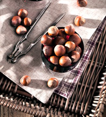 ahşap masa üstünde organik fındık