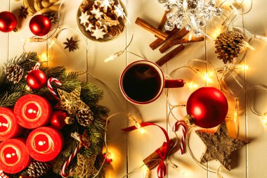 Noel masada sıcak içecek kupa dolu