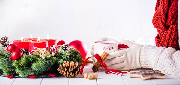 Behandschuhte Hände Halten Becher Mit Heißgetränk Gefüllt — Stockfoto