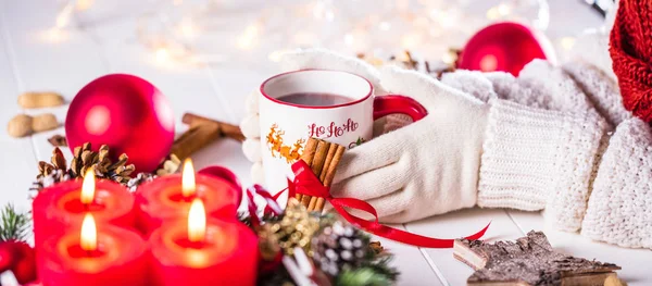 Guante Manos Sosteniendo Taza Llena Bebida Caliente —  Fotos de Stock