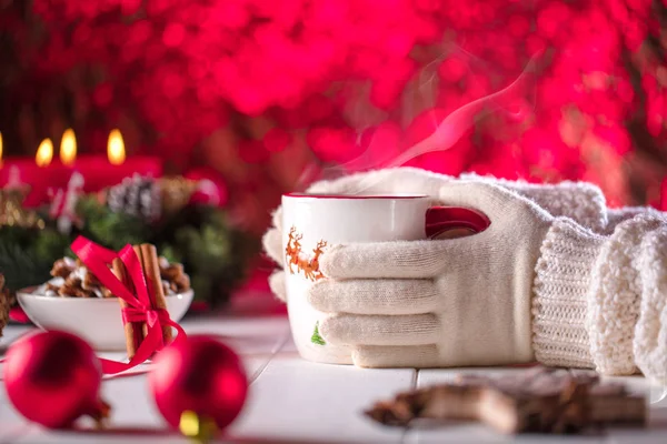 Mãos Luva Segurando Caneca Cheia Bebida Quente — Fotografia de Stock