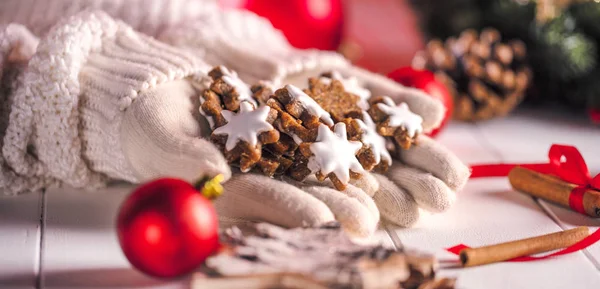Behandschuhte Hände Mit Weihnachtskuchen Und Nüssen — Stockfoto