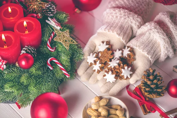 Behandschuhte Hände Mit Weihnachtskuchen Und Nüssen — Stockfoto