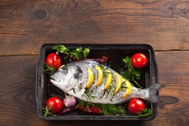 Kavrulmuş patates ve sebze ile ızgara balık