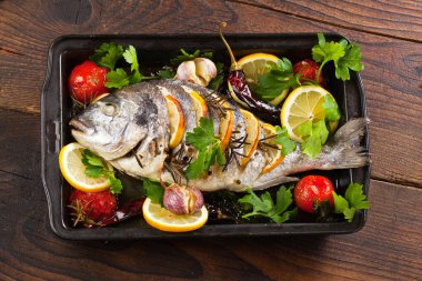 Kavrulmuş patates ve sebze ile ızgara balık