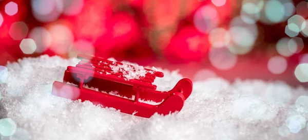 Roter Schlitten Mit Schnee Isoliert Auf Weißem Hintergrund — Stockfoto