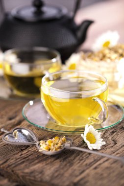 Bir fincan papatya çayı.