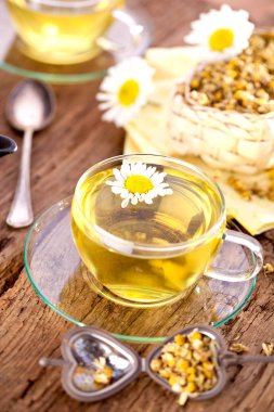 Bir fincan papatya çayı.