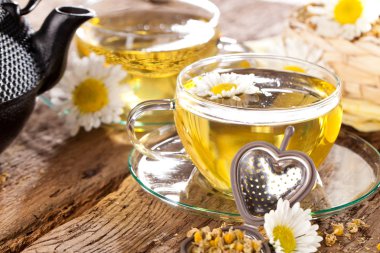 Bir fincan papatya çayı.