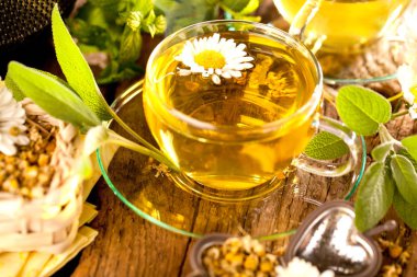 Bir fincan papatya çayı.