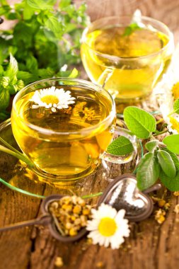 Bir fincan papatya çayı.