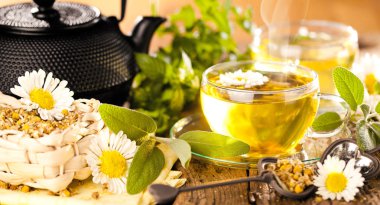 Bir fincan papatya çayı.