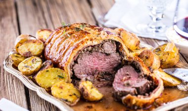 Beef Wellington, klasik biftek yemek rustik ahşap tablo 