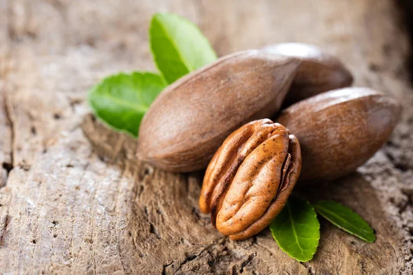 Pecannoten Een Houten Tafel — Stockfoto