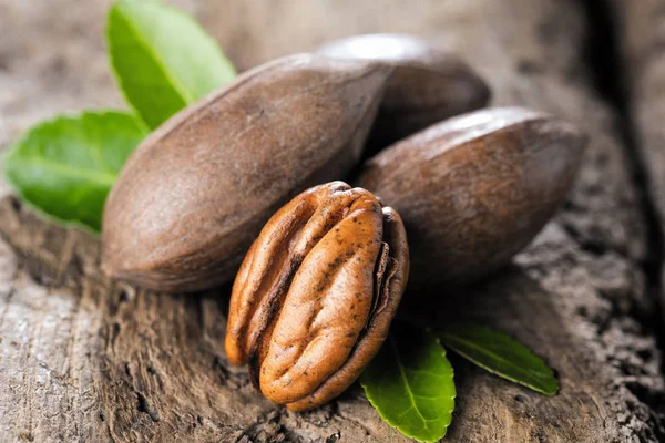 Pecannoten Een Houten Tafel — Stockfoto