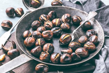 Eski bir tablo üzerinde kestane tavada kavrulmuş kestane hizmet 