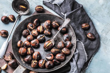Eski bir tablo üzerinde kestane tavada kavrulmuş kestane hizmet 