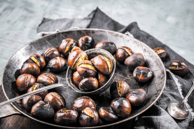 Eski bir tablo üzerinde kestane tavada kavrulmuş kestane hizmet 