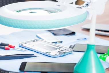 Cep telefonu tamir sürecini gösteren yakın plan fotoğraflar