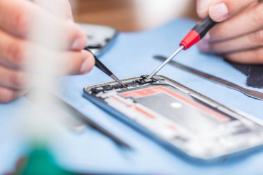 Cep telefonu tamir sürecini gösteren yakın plan fotoğraflar