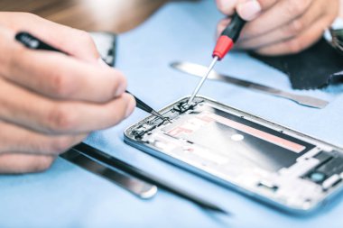 Cep telefonu tamir sürecini gösteren yakın plan fotoğraflar