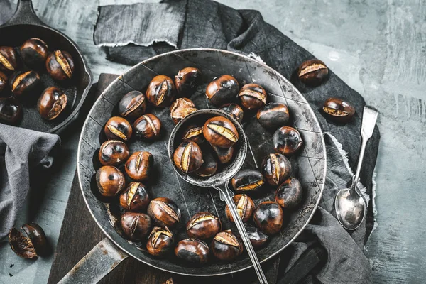 Marrons Rôtis Servis Dans Une Casserole Châtaigniers Sur Une Vieille — Photo