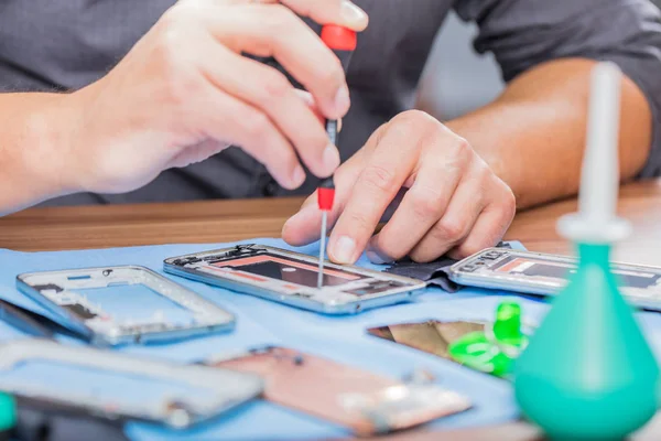 Fotos Primer Plano Que Muestran Proceso Reparación Del Teléfono Móvil —  Fotos de Stock