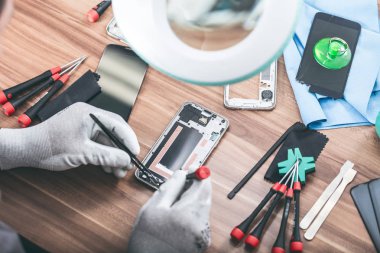 Cep telefonu tamir sürecini gösteren yakın plan fotoğraflar