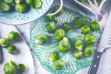 Arka plan üzerine bir fincan taze Bruxelles demet lahanası