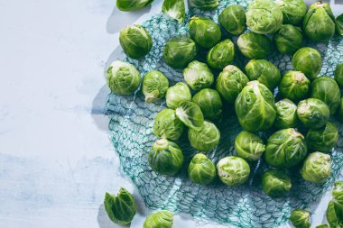 Arka plan üzerine bir fincan taze Bruxelles demet lahanası