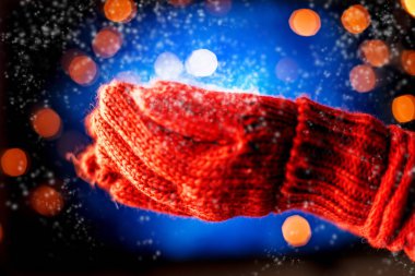 sıcak eldiven Noel mum tutan kadın