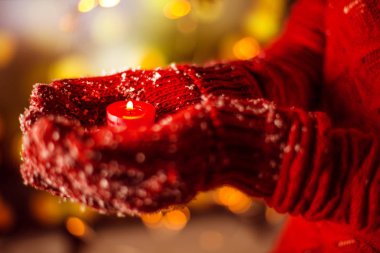 sıcak eldiven Noel mum tutan kadın