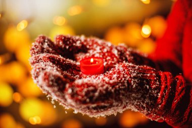 sıcak eldiven Noel mum tutan kadın