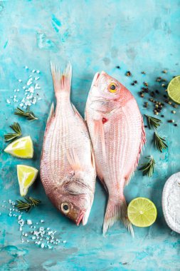 dorado buz kopya alanı, üstten görünüm ile piyasadaki ham çipura balık