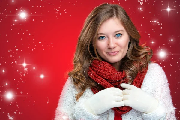 赤いスカーフ クリスマスの甘い女の子のポートレート クローズ アップ — ストック写真