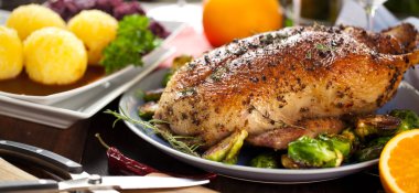 Noel kızarmış ördeği, bayram masasında servis edilir.