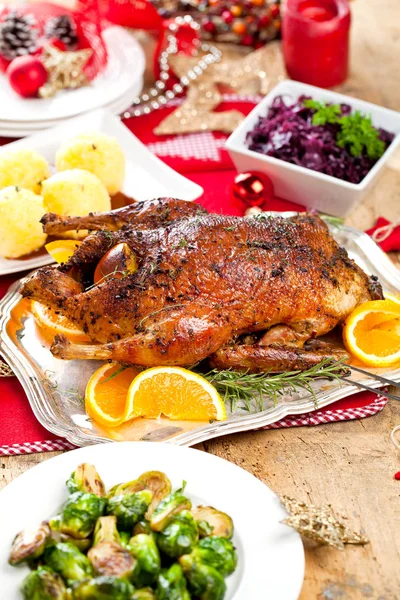 Weihnachtlicher Entenbraten Auf Festlichem Tisch — Stockfoto