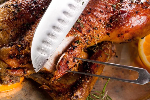 Weihnachtlicher Entenbraten Auf Festlichem Tisch — Stockfoto