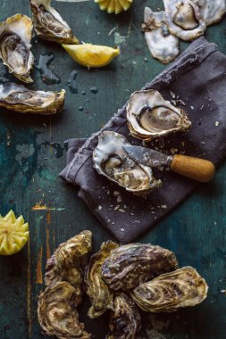 Ahşap tahta üzerinde taze istiridye