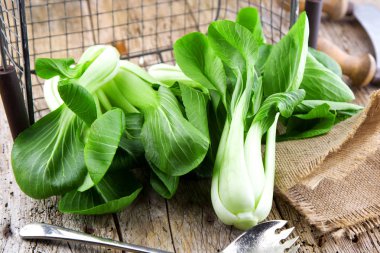 Bitkisel karışım, taze yeşil Çin lahanası, Çin lahanası, pok choi veya pak choi koyu arka plan üzerinde