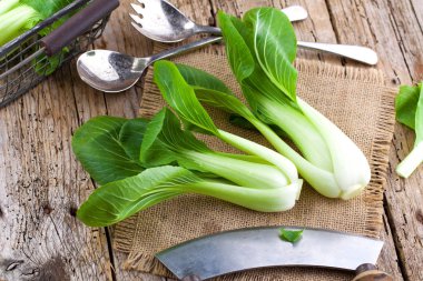 Bitkisel karışım, taze yeşil Çin lahanası, Çin lahanası, pok choi veya pak choi koyu arka plan üzerinde