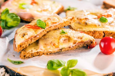 Jambon, peynir ve ananas kesme tahtası üzerinde Hawaii tost