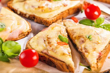 Jambon, peynir ve ananas kesme tahtası üzerinde Hawaii tost