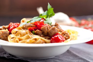 Sığır eti bolognese sos ve parmesan makarna tagliatelle