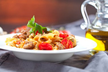 Sığır eti bolognese sos ve parmesan makarna tagliatelle