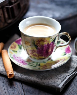 kahve fincanı ve masada kahve çekirdekleri