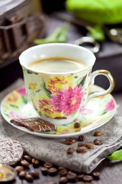 Kahve Fincanı Masada Kahve Çekirdekleri — Stok fotoğraf