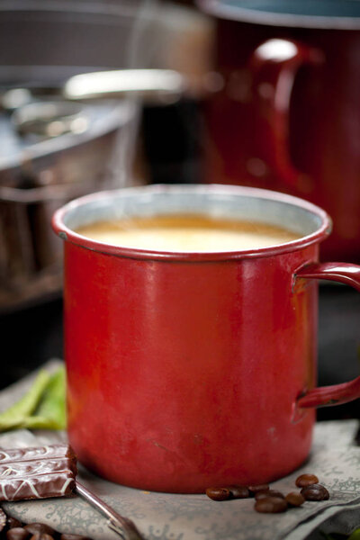 Кофейная чашка и кофейные зёрна на столе
